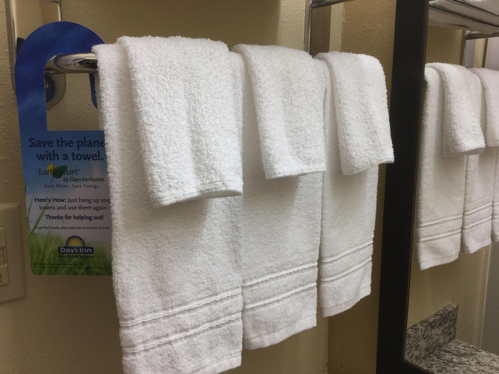 Days Inn & Suites By Wyndham Columbia Airport Уэст-Коламбия Экстерьер фото