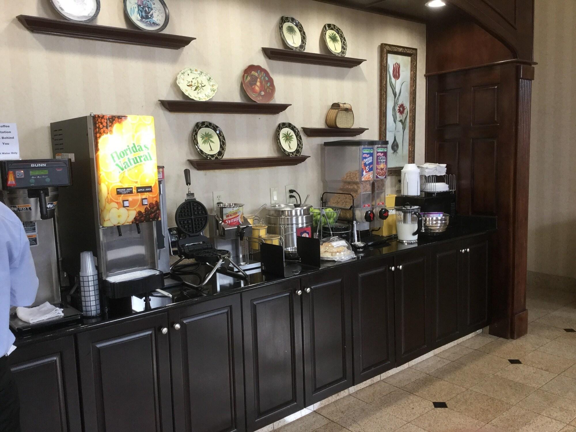 Days Inn & Suites By Wyndham Columbia Airport Уэст-Коламбия Экстерьер фото