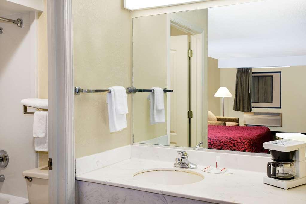 Days Inn & Suites By Wyndham Columbia Airport Уэст-Коламбия Номер фото